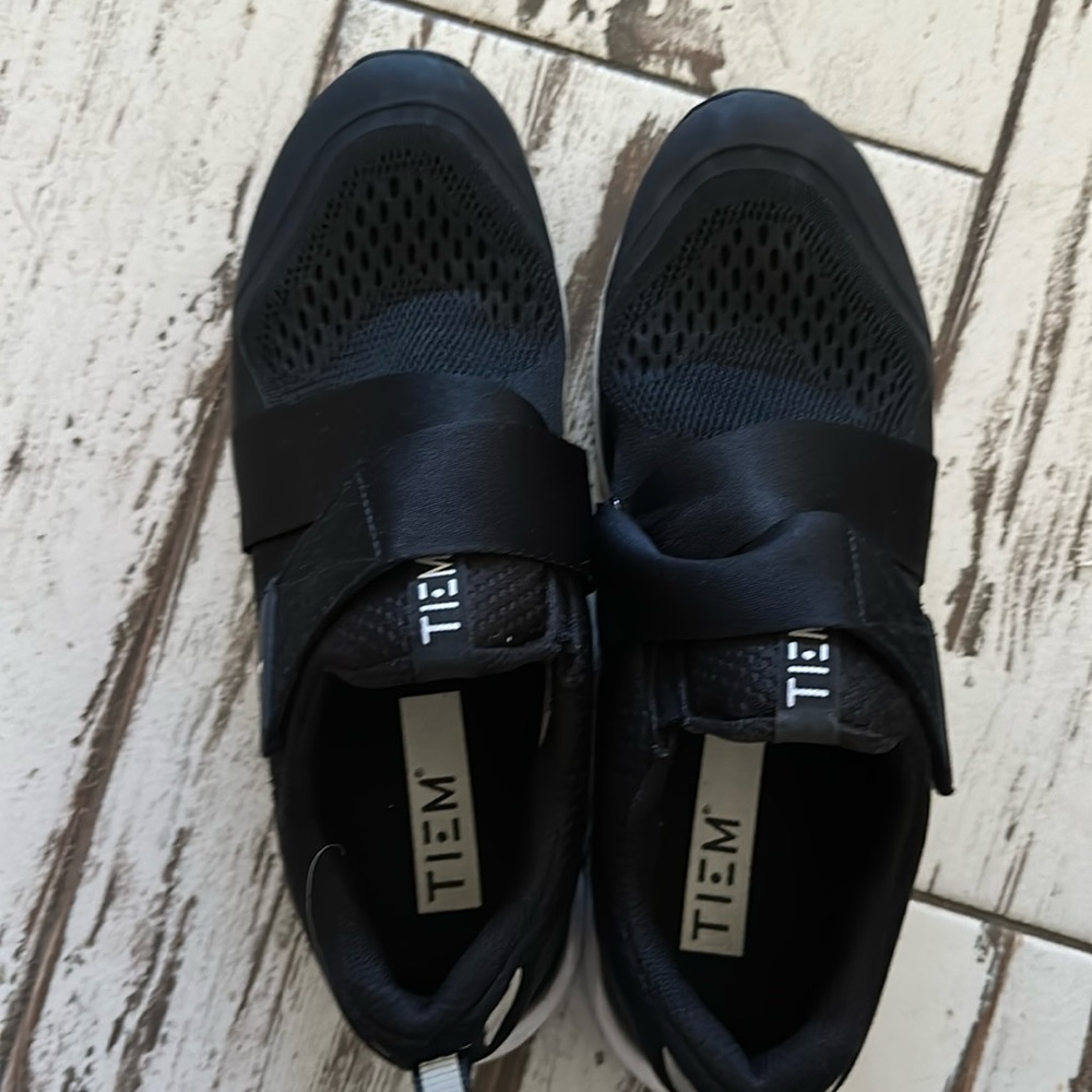 TIEM Women’s Black Slipstream Cycling Shoes Sz 8 Preowned item in great shape
